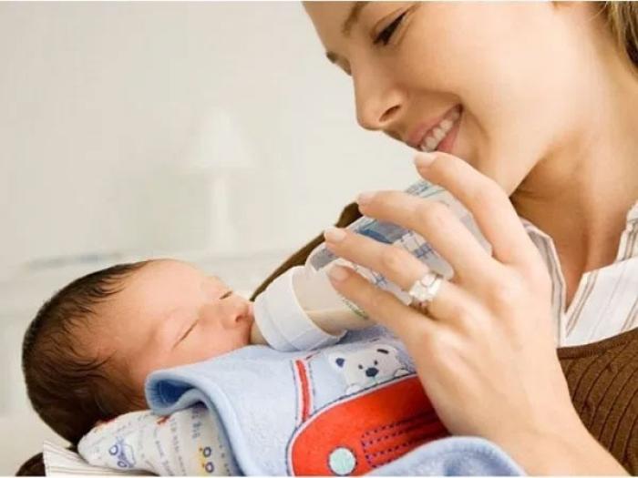 Những điều mẹ cần biết khi chọn sữa non cho trẻ sơ sinh