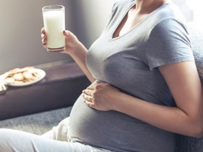 Uống nhiều sữa tươi không đường tách béo cho bà bầu có tốt không?