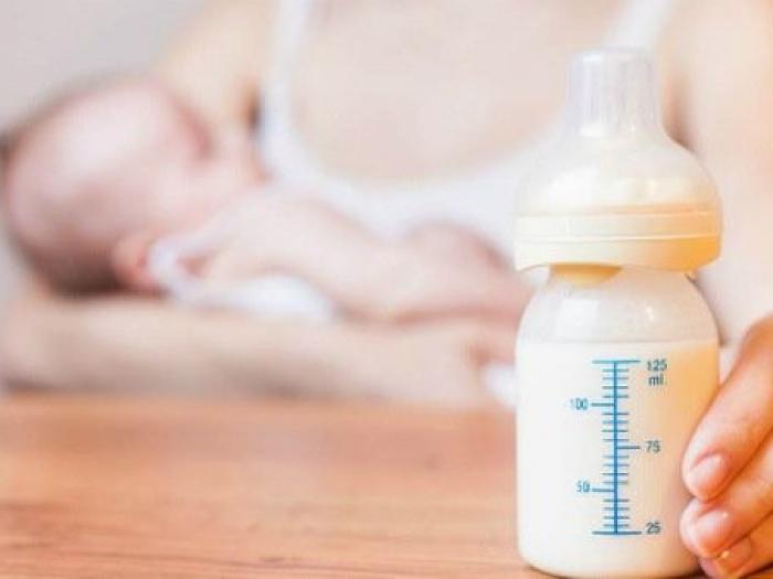 Trẻ sơ sinh uống bao nhiêu sữa mỗi ngày để phát triển tốt?