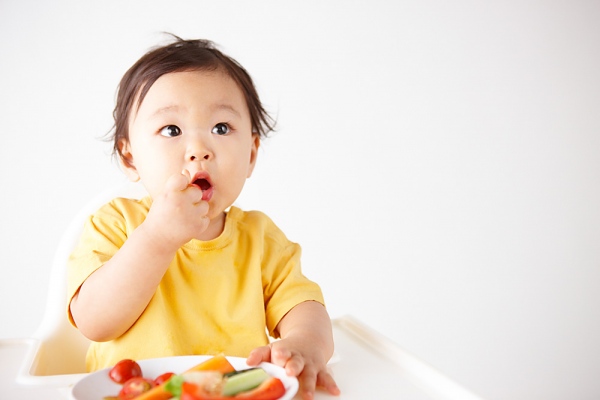 Nên cho trẻ ăn hoa quả như thế nào là đúng cách và hợp lý?