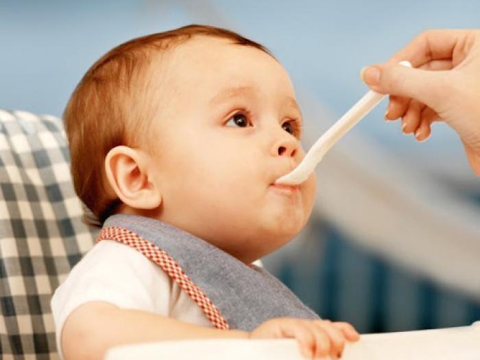 Những điều mẹ cần biết khi cho bé ăn váng sữa, phô mai, sữa chua