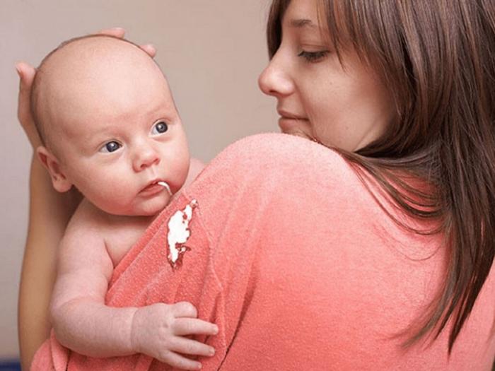 Mách mẹ cách xử lý hay khi trẻ sơ sinh bị trớ sữa thường xuyên