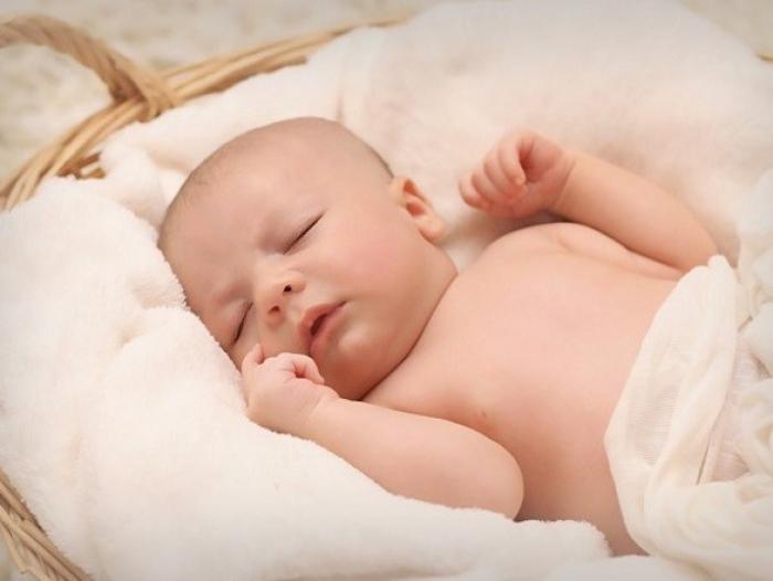 Vì sao trẻ sơ sinh hay vặn mình khi ngủ và cách khắc phục hiệu quả